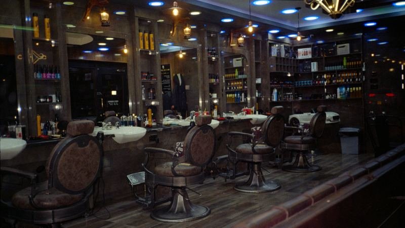 Празни бръснарски столове в бръснарница