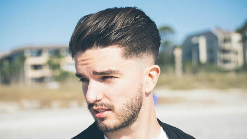 Мъж с модерна прическа: fade отстрани и обем отгоре